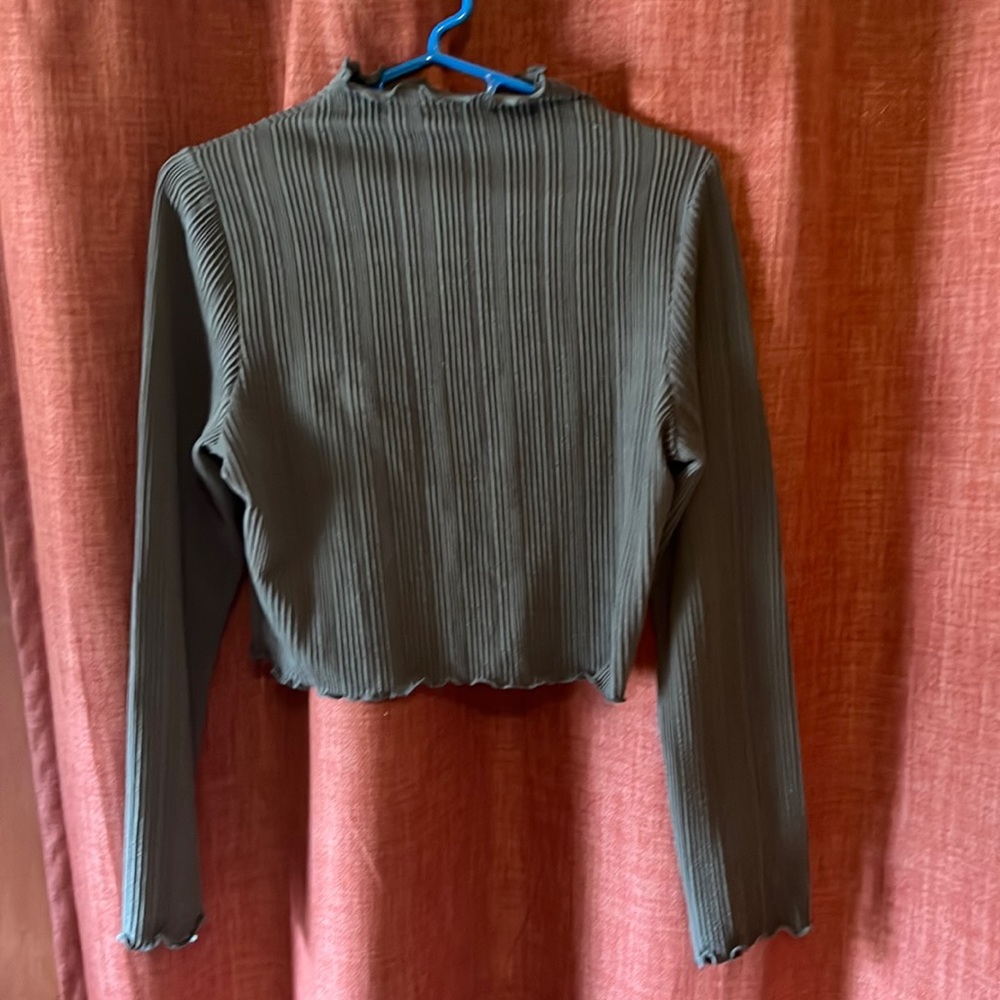 Green size small crop top ruffle neck shirt